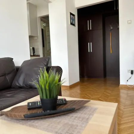 Art Cara Urosa Apartment *